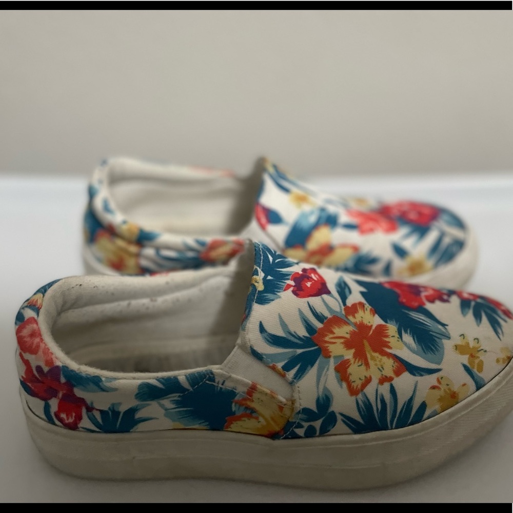 Womens size 5.5 platform slip on sneakers - tropical print
